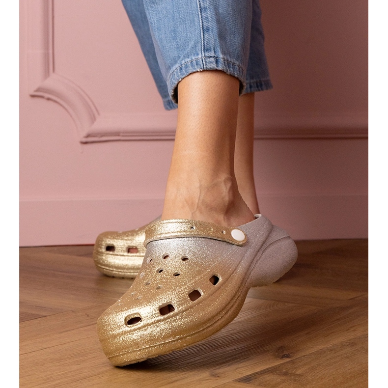 Gold-Silver-aufgebaute Flip-Flops auf der Plattform silber- 1