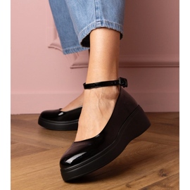 Schwarze Schuhe, die auf der Plattform lackiert sind 1