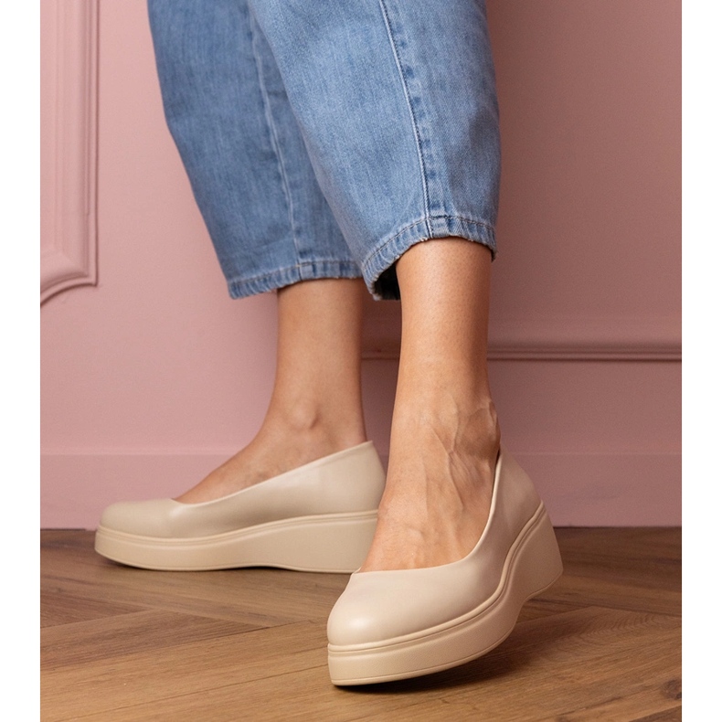 Beige Schuhe auf der Eco -Leder -Plattform 1