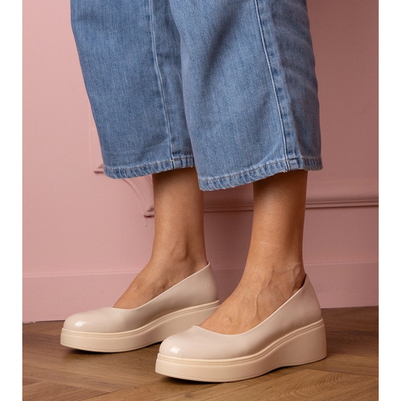 Beige -verlassene Schuhe auf der Plattform 1