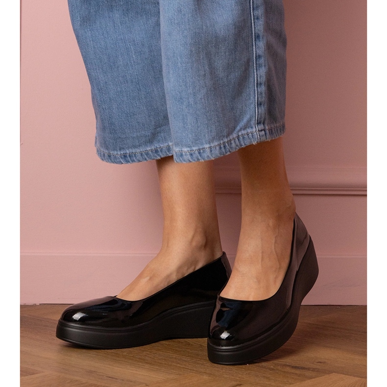 Schwarze Schuhe, die auf der Plattform lackiert sind 1