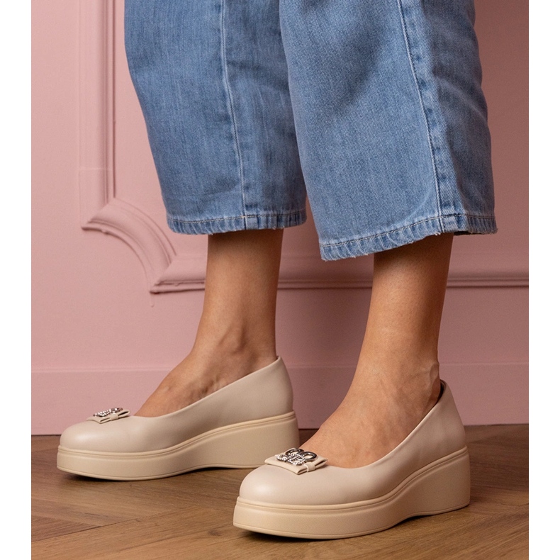 Beige Schuhe auf der Plattform mit einer Zirkondekoration 1