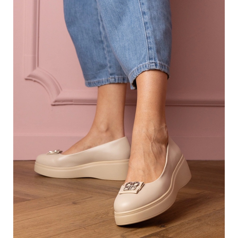 Beige Schuhe auf der Plattform mit einer Zirkondekoration 2