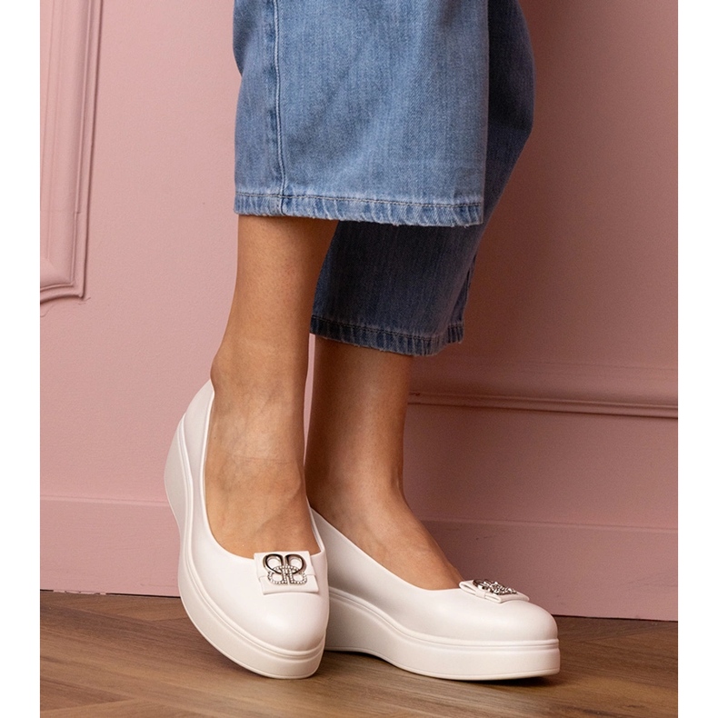 Weiße Schuhe auf der Plattform mit einer Zirkondekoration 1