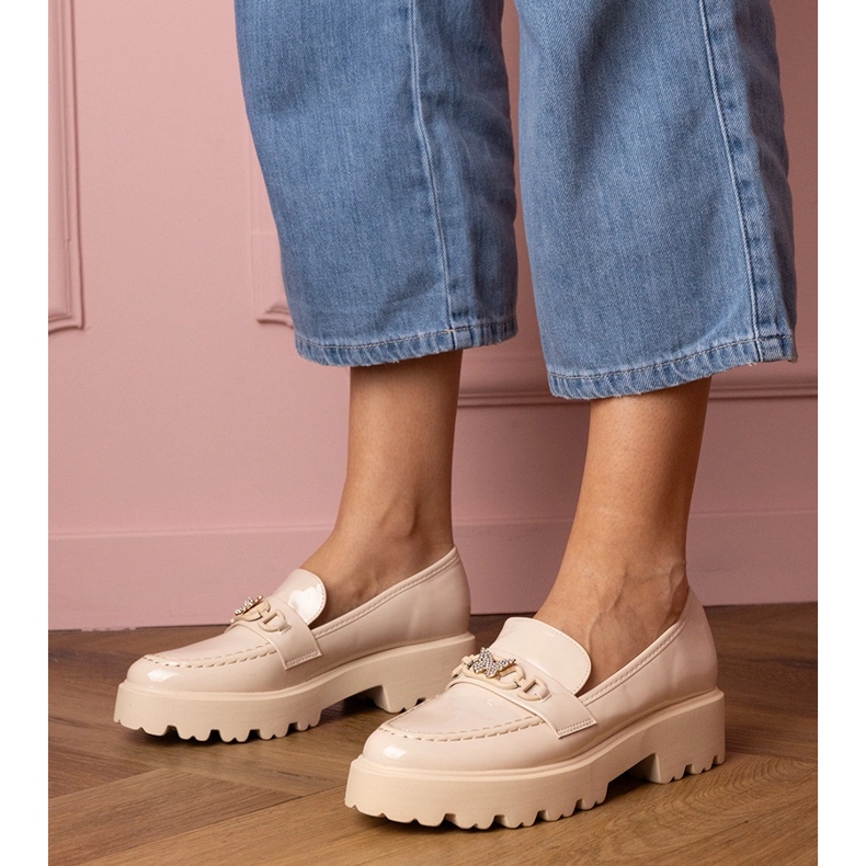 Beige lackierte Ladung mit einem Zirkonfalter 1