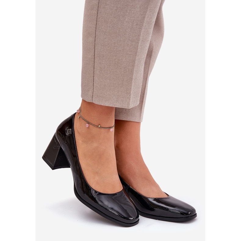 Lederlackierte Pumpen auf dem schwarzen Pfosten Vinceza 91130 1