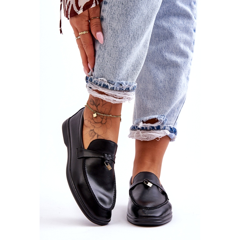 Schwarze Slipper von Frauen mit einem dekorativen Vorhängeschloss 4