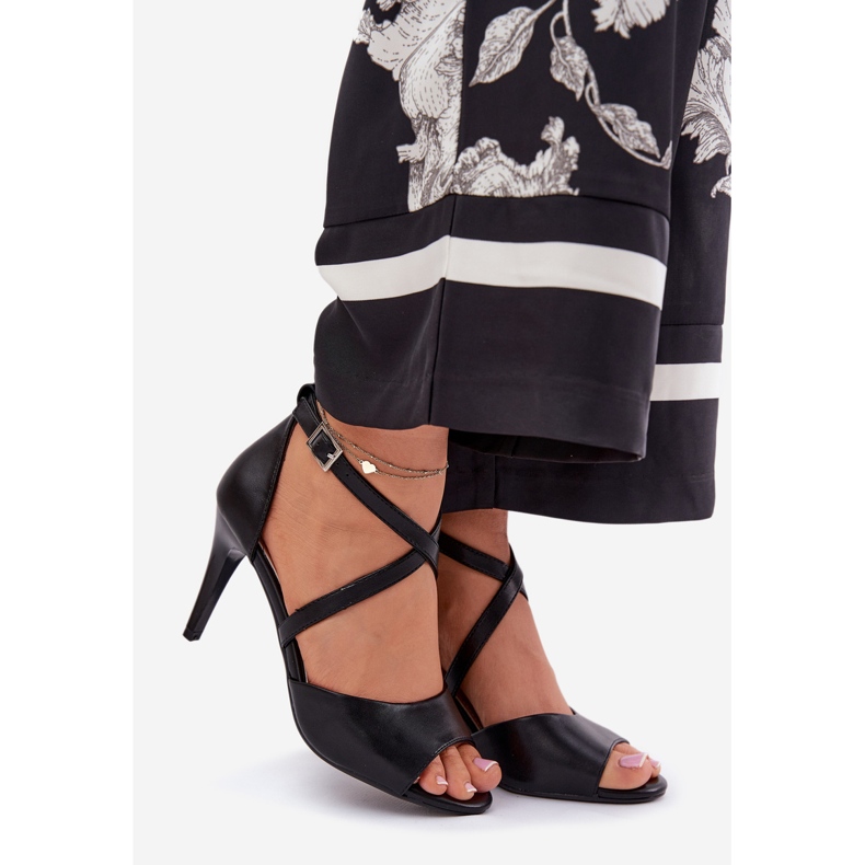 Sergio Leone Modische Sandalen an einem schwarzen Stecknadel 1