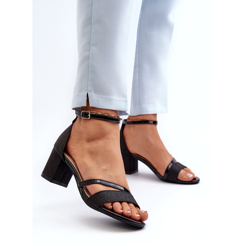 Vinceza Glitzer Sandalen von Frauen 20244 auf einer schwarzen Säule 1