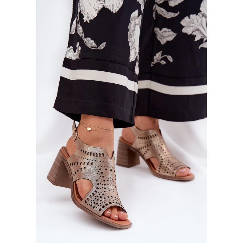 Openwork -Frauensandalen auf dem goldenen Pfosten 2