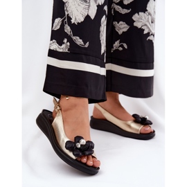 Jezzi Frauensandalen mit einer dekorativen goldenen Blume 2