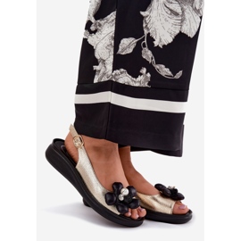 Jezzi Frauensandalen mit einer dekorativen goldenen Blume 1