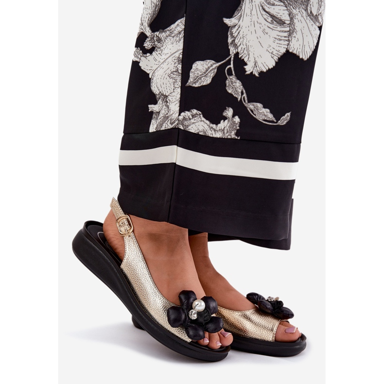 Jezzi Frauensandalen mit einer dekorativen goldenen Blume 1
