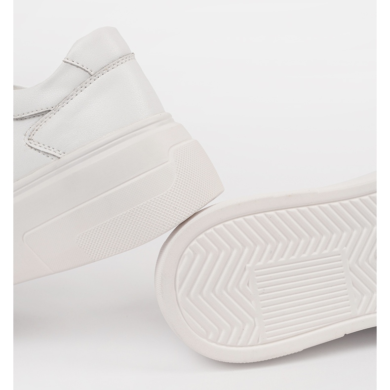 Weiße Turnschuhe auf der Sergio Leone Lederplattform 1