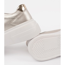 Goldene Turnschuhe auf der Sergio Leone Lederplattform 1