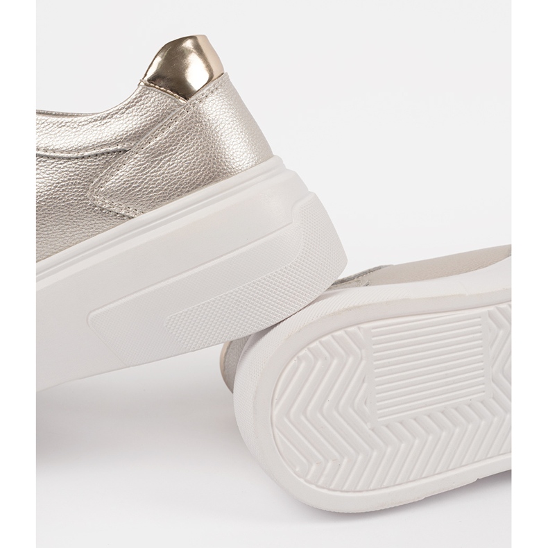 Goldene Turnschuhe auf der Sergio Leone Lederplattform 1