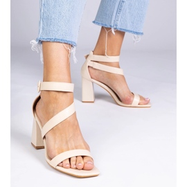 Beige Sandalen auf dem Pfosten mit einer Schnalle 1