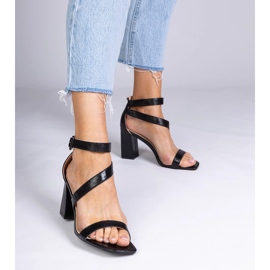 Schwarze Sandalen auf dem Pfosten mit einer Schnalle 1