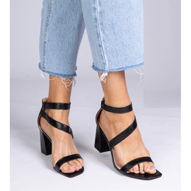 Schwarze Sandalen auf dem Pfosten mit einer Schnalle 4