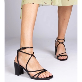 Schwarze Öko -Leder -Sandalen auf dem Pfosten 1