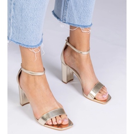 Goldsandalen auf einem hohen Pfosten golden 1