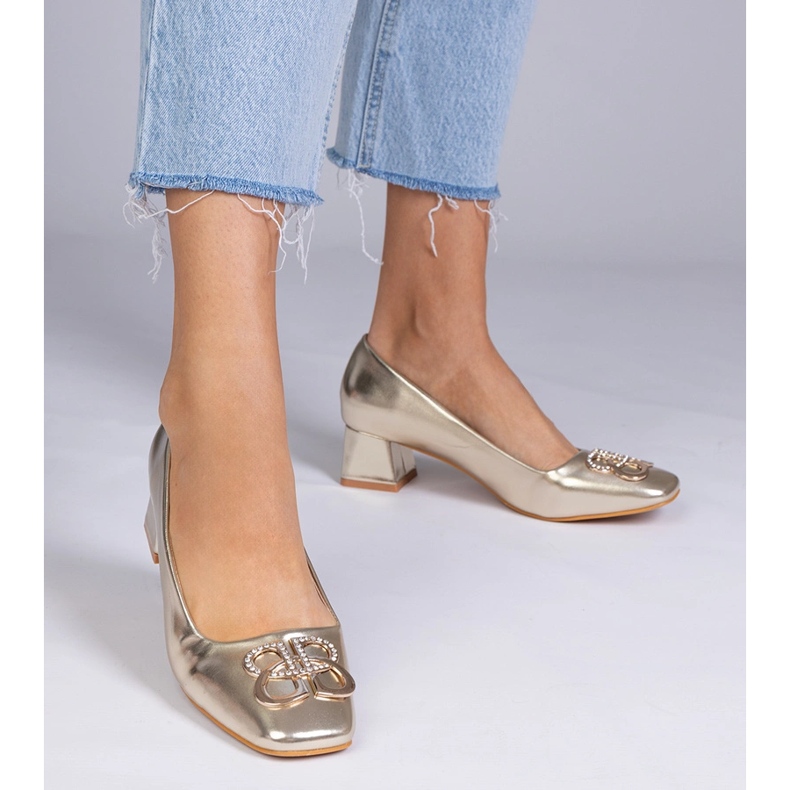 Goldene Pumpen mit niedrigen Absätzen mit Zirkonen 1