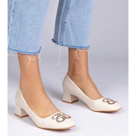 Beige niedrige Pumpen mit Zirkonen 1