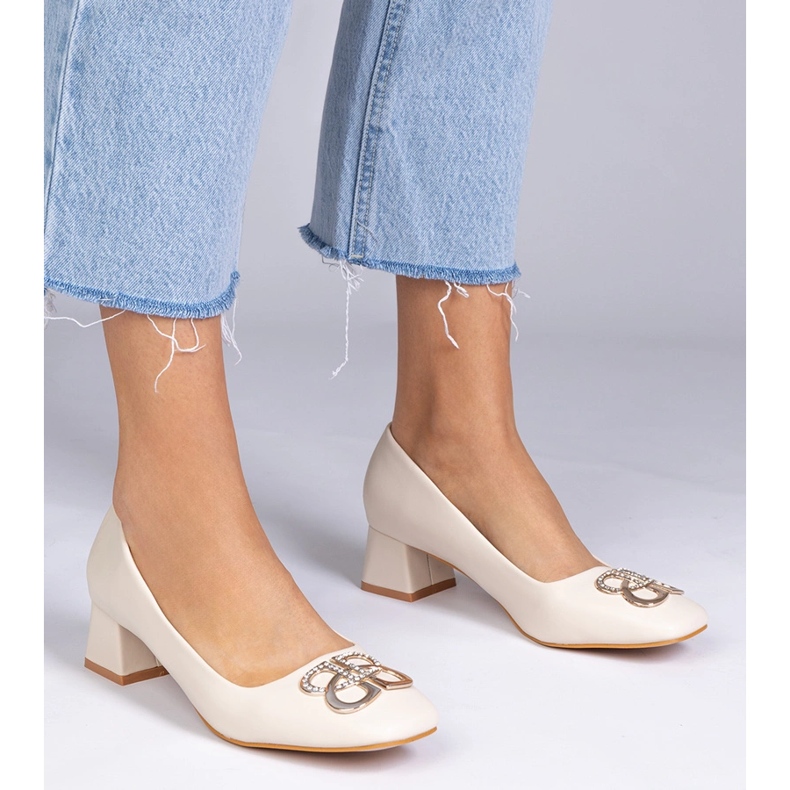 Beige niedrige Pumpen mit Zirkonen 1