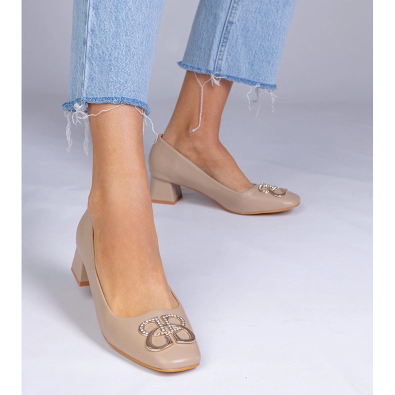 Braun niedrige Pumpen mit Zirkonen 1