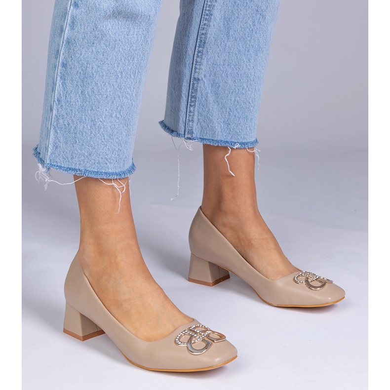 Braun niedrige Pumpen mit Zirkonen 2