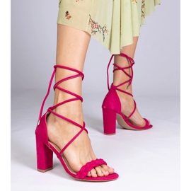 Rosa Sandalen am Pfosten gebunden 1