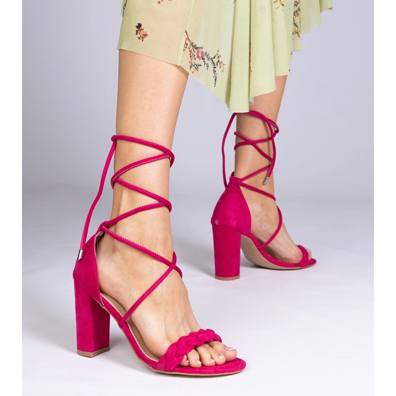 Rosa Sandalen am Pfosten gebunden 1