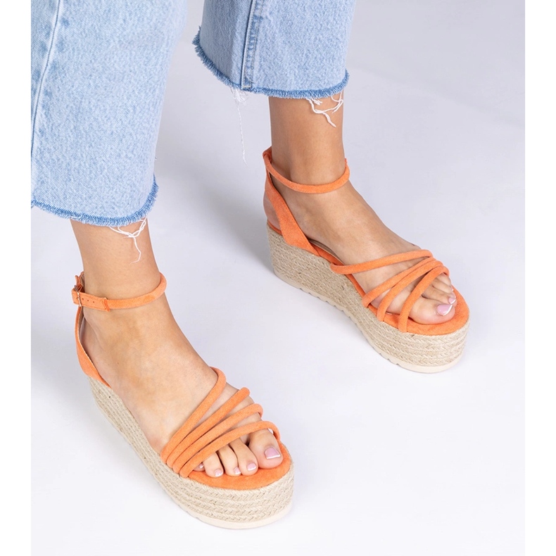 Orange Espadrilles auf der Plattform 1