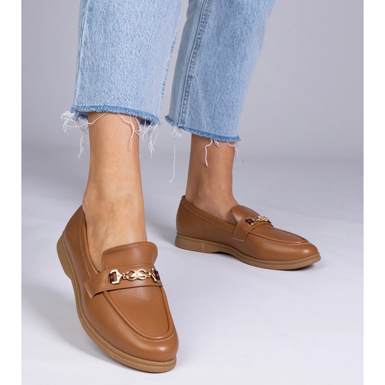 Dunkelbraune Slipper mit einer goldenen Dekoration 1