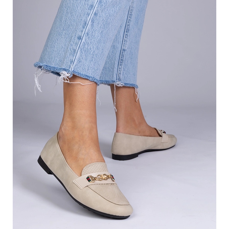 Beige -Slipper mit einem matten Finish mit einer goldenen Dekoration 1