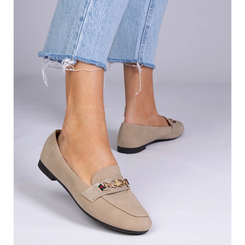 Braunen Slipper mit einem matten Finish mit einer goldenen Dekoration 1