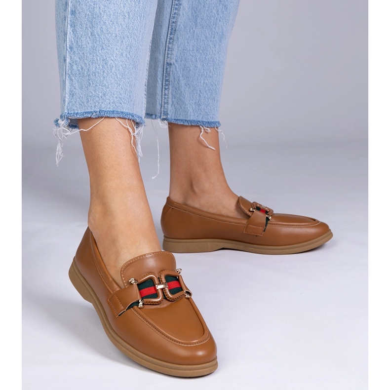 Braune Slipper mit Öko -Leder mit einer Verzierung 1