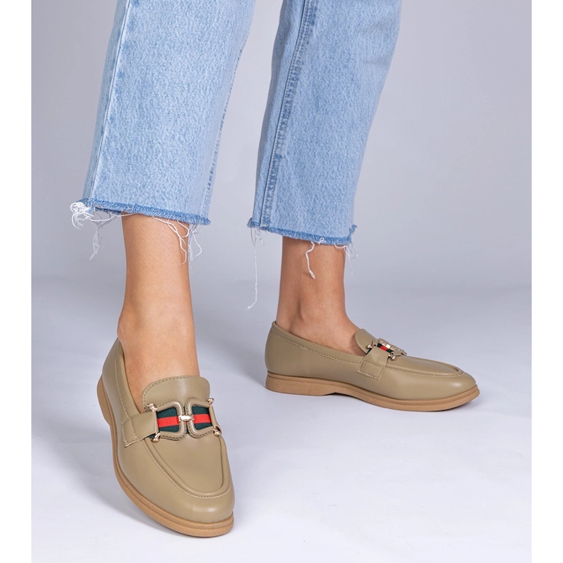 Grüne Slipper mit Öko -Leder mit einer Verzierung 1