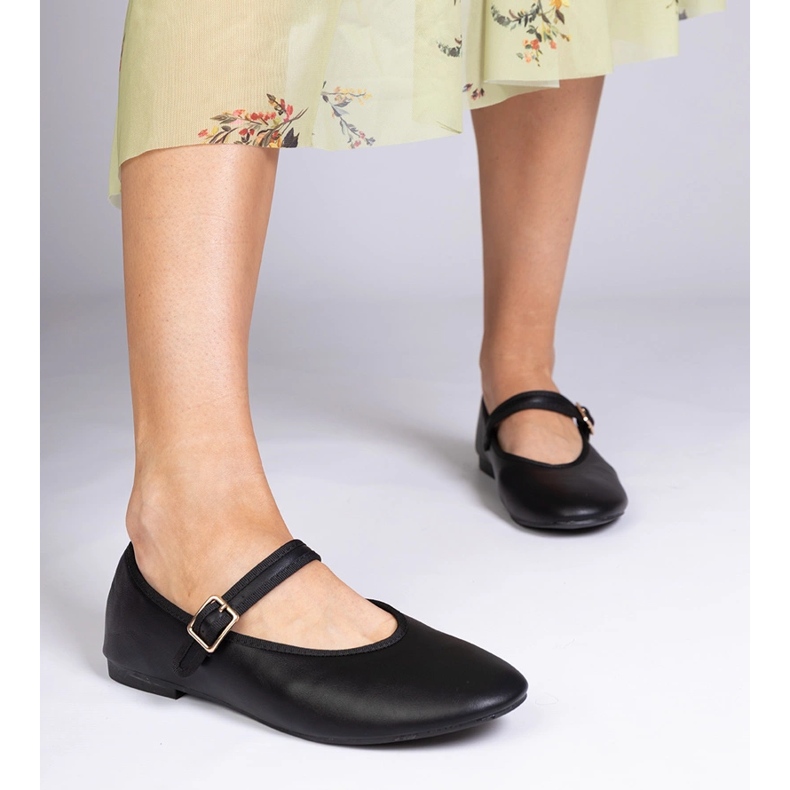 Schwarze Frauen -Ballerinas mit einer Schnalle 1