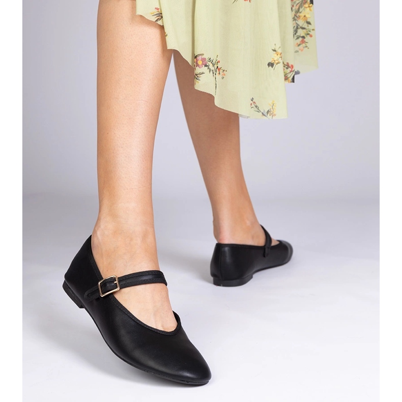 Schwarze Frauen -Ballerinas mit einer Schnalle 2