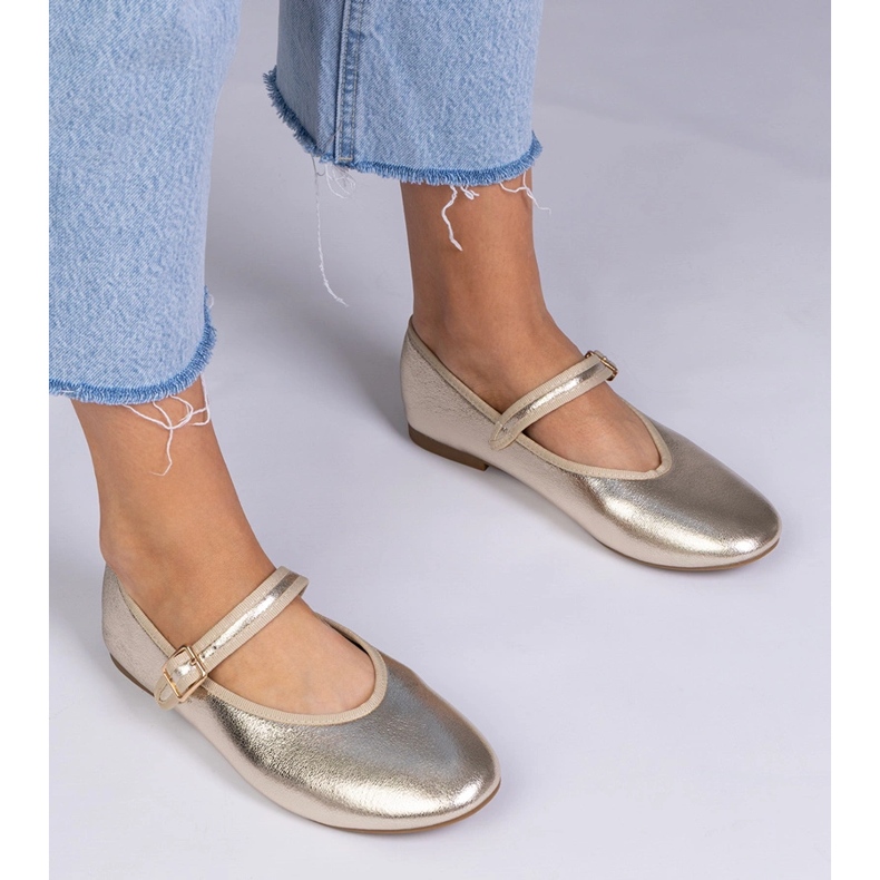 Goldene Frauen -Ballerinas mit einer Schnalle 1