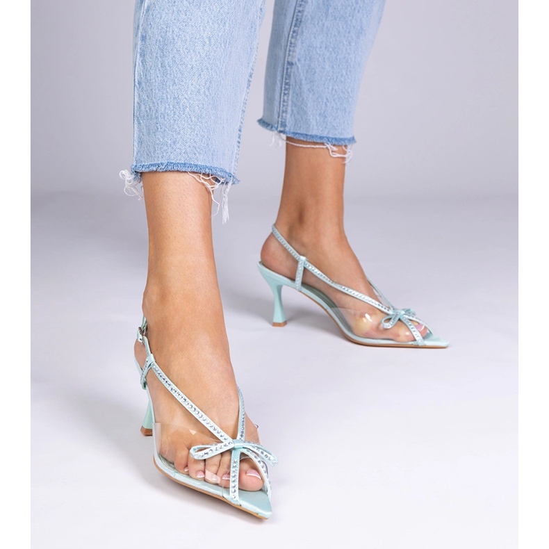 Grüne transparente Sandalen auf einem Stift mit Zirkonen 1