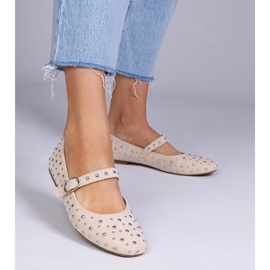 Beige Ballerinas mit Stollen und Schnallen 1