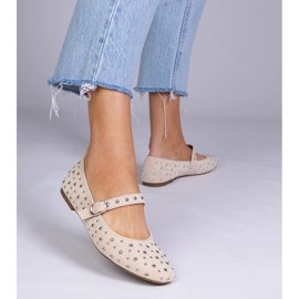 Beige Ballerinas mit Stollen und Schnallen 2