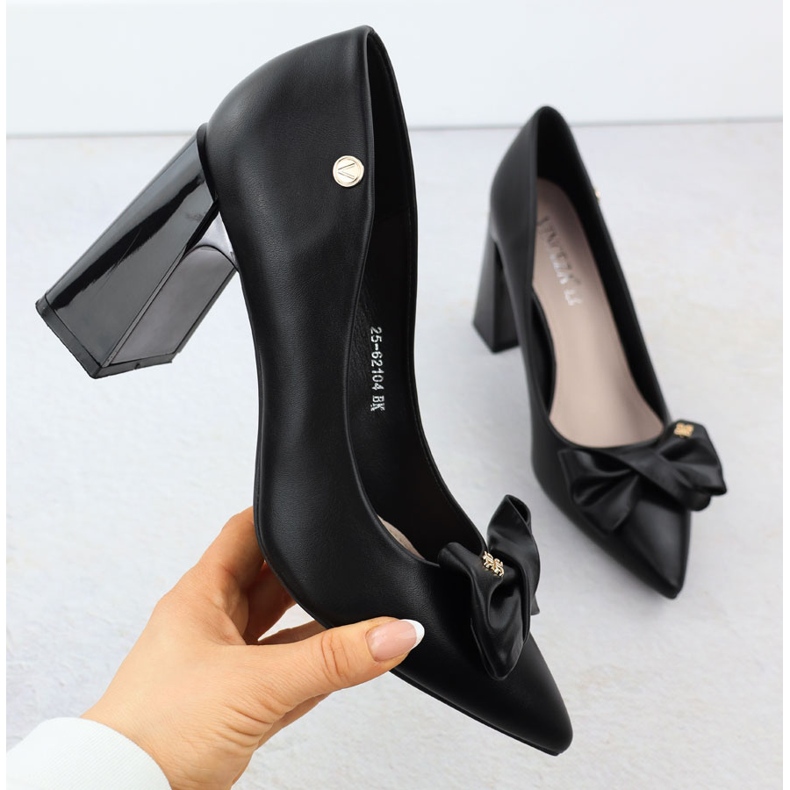 Frauenpumpen auf einem dekorativen Pfosten mit einem schwarzen Vinceza 62104 Bogen 1