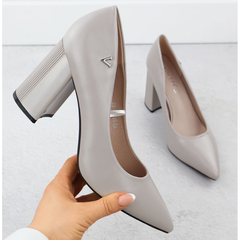 Frauenpumpen auf einer dekorativen grauen Säule Vinceza 62220 1