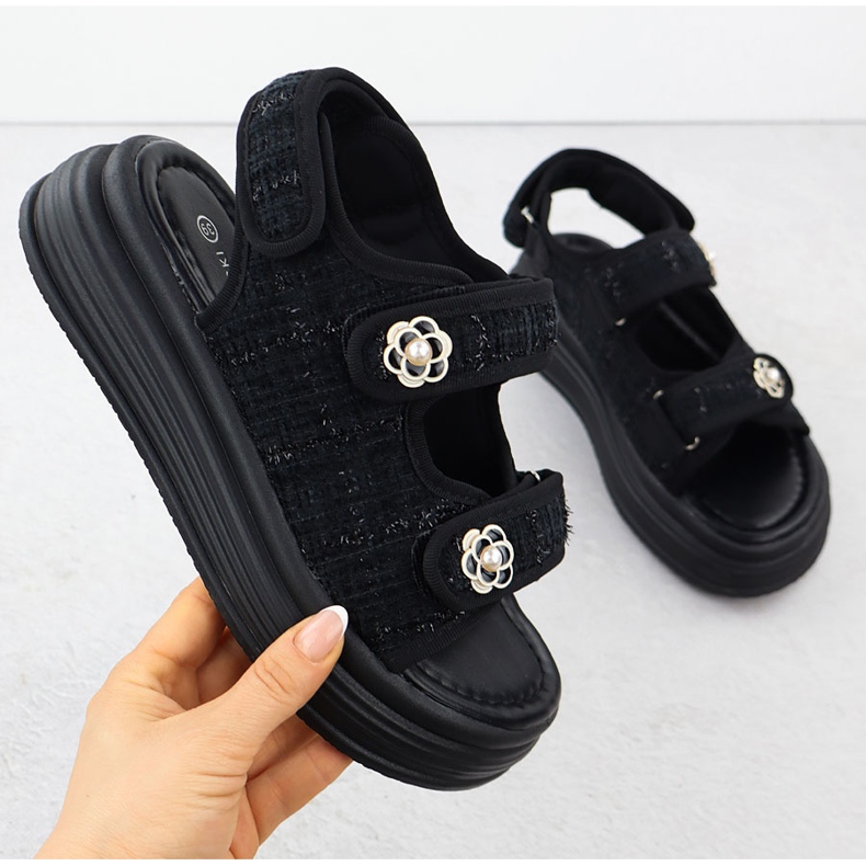 Frauensandalen auf der Plattform Czarne Potocki PY16337 schwarz 1