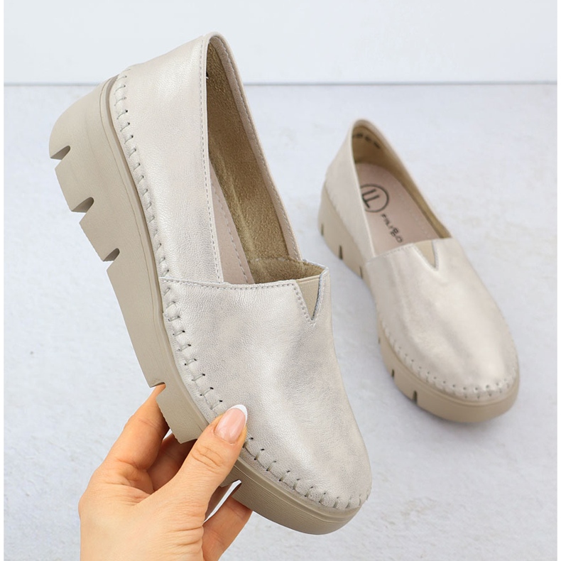 Damen -Lederschuhe auf dem goldenen Keilfilippo 6161 1