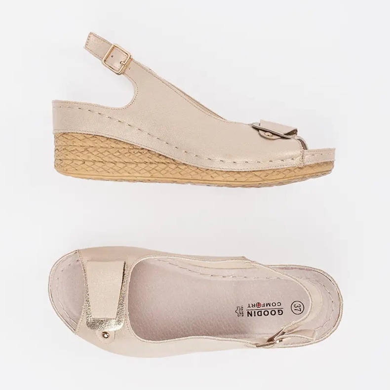 Goodin Beige Sandalen auf einem niedrigen Keil 1