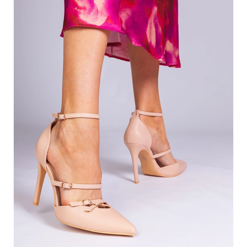 Beige pumpt auf einer Hochs 1